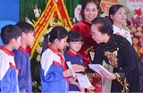 Nguyên Phó Chủ tịch nước Nguyễn Thị Doan dự “Ngày hội khuyến học” tại huyện Yên Phong 